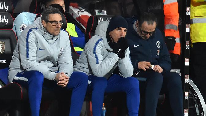Ekspresi Manajer Chelsea, Maurizio Sarri (kanan) selama laga melawan Bournemouth pada lanjutan pekan ke-24 Premier League 2018-2019 di Bournemouth, Inggris, Rabu (30/1). Chelsea kalah 4-0. (Glyn KIRK/AFP)