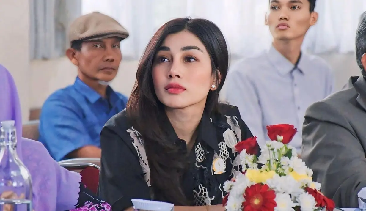 Dalam setiap agenda resmi, Nissya memilih busana formal dengan potongan yang simple namun tetap modis, seperti blazer berpotongan modern dan celana panjang berwarna netral, dipadukan dengan aksesori yang minimalis namun berkelas.   [@nissyaa].