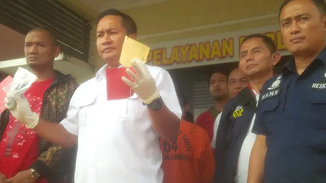 Barang bukti berupa senjata api yang digunakan pelaku untuk menghabisi korban (Liputan6.com/Nefri Inge)