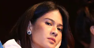 Setelah berperan dalam film Ada Apa Dengan Cinta 2, kini Dian Sastrowardoyo kembali berperan dalam film biopik yang mengangkat kisah pejuang wanita dari Jepara RA Kartini. Kini ia tengah belajar bahasa Belanda. (Nurwahyunan/Bintang.com)