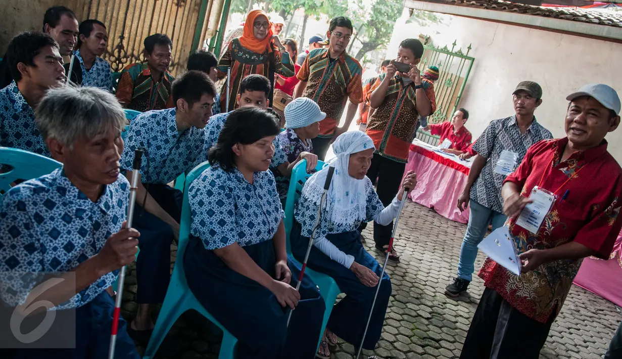 Panitia memberikan pengarahan pada penyandang disabilitas sebelum menyoblos pada Pilkada Putaran kedua di TPS 07 Kelurahan Cawang, Jakarta, Rabu (19/4). (Liputan6.com/Gempur M. Surya)