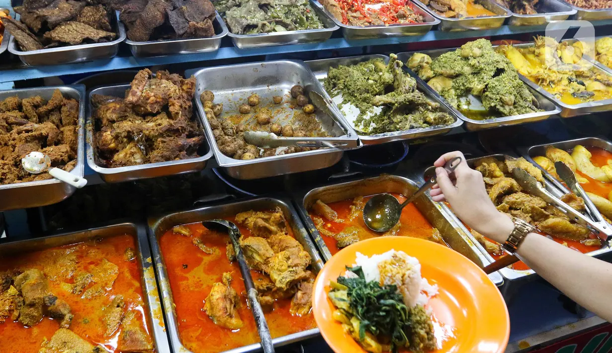 Menu-menu disusun bertingkat, sedemikian rupa, persis di depan penjualnya. (Liputan6.com/Herman Zakharia)
