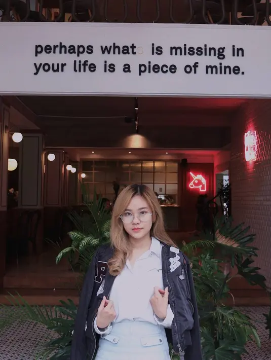 Tampil dengan kemeja dan celana putih serta outer hitam, gaya selebgram yang sering dipanggil cici ini bisa jadi inspirasi OOTD sehari-hari. Pakai kacamata bulat gaya klasik menambah pesonanya semakin manis. (Liputan6.com/IG/@jessicajane99)