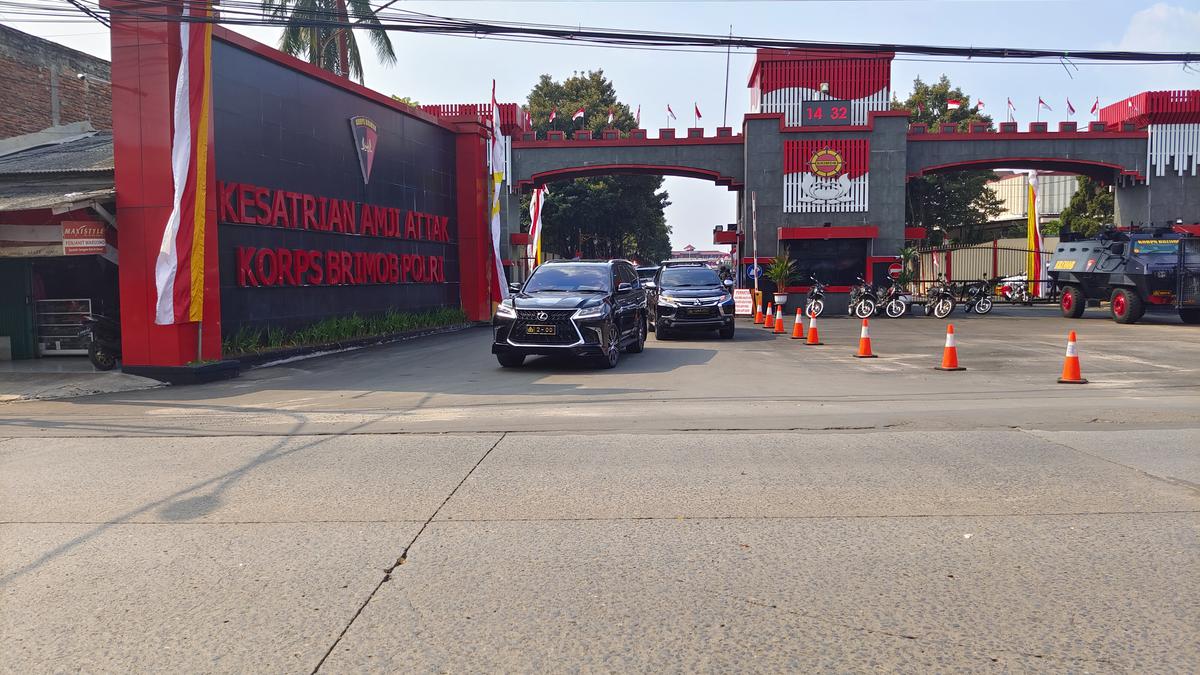 Top 3 News: Massa Geruduk Mako Brimob Depok, Diusir Pakai Gas Air Mata