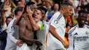 Para pemian Real Madrid merayakan gol yang dicetak oleh Vinicius Junior ke gawang Borussia Dortmund  pada laga Liga Champions di Stadion Santiago Bernabeu. (AP Photo/Manu Fernandez)