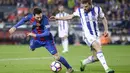 Lionel Messi (kiri) berusaha keluar dari tekanan pemain Real Sociedad, Asier Illarramendi pada lanjutan La Liga di Camp Nou stadium in Barcelona, Spanyol, (15/4/2017). Barcelona menang 3-2.  (AP /Manu Fernandez)