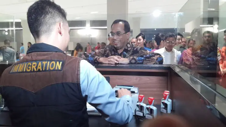 Menteri Perhubungan Budi Karya Sumadi menjalani proses pemeriksaan imigrasi usai mendarat di terminal 3 Bandara Soekarno Hatta, Cengkareng, Tangerang. 