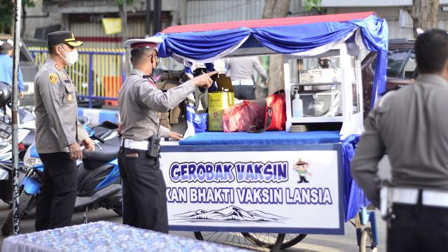 Gerobak vaksin di Probollinggo. (Dian Kurniawan/Liputan6.com)