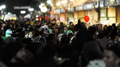 Jalanan penuh sesak dengan orang-orang berkostum menyeramkan pada perayaan Halloween di kota Salem, Massachusetts, AS, Rabu (31/10). Kota Salem juga dikenal sebagai Kota Penyihir karena memiliki banyak tempat yang menyeramkan. (Joseph PREZIOSO/AFP)