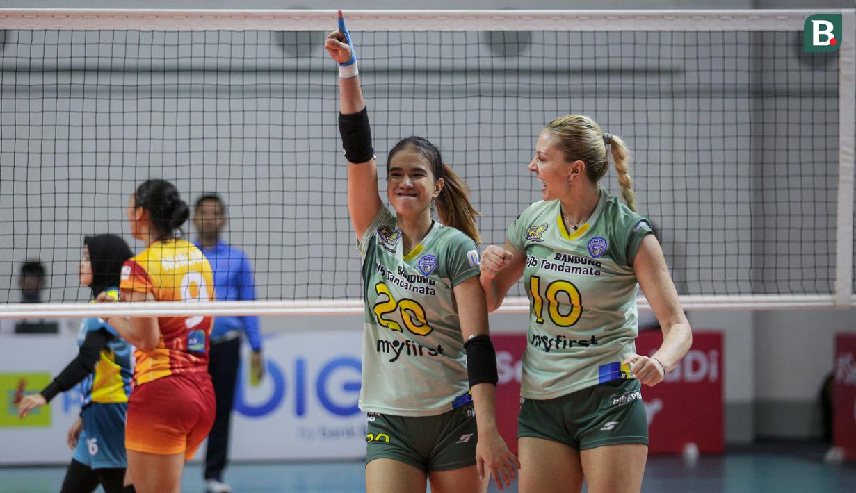 Pemain Bandung BJB Tandamata, Shella Bernadetha Onan (kanan) dan Yeliz Basa melakukan selebrasi usai mencetak poin saat laga lanjutan Proliga 2022 melawan Jakarta Elektrik PLN di Padepokan Voli Jenderal Polisi Kunarto, Sentul, Jumat (21/01/2022). (Bola.com/Bagaskara Lazuardi)