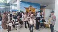 Penumpang Bandara Djalaludin Gorontalo diawasi ketat oleh anggota Polsek bandara (Arfandi Ibrahim/Liputan6.com)