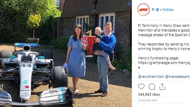 Kado Lewis Hamilton untuk fan kecilnya, trofil dan Mercedes 44
