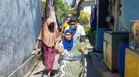 Kartiyem (63), warga Kota Surabaya diboyong ke Panti Werdha. (Dian Kurniawan/Liputan6.com).