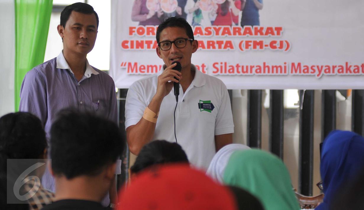 Bakal calon Gubernur DKI Jakarta Sandiaga Uno menyapa warga Pasar Johar Jakarta, Minggu (24/4/2016). Sandiaga Uno mendengarkan berbagai macam aspirasi dari sejumlah warga di kawasan tersebut. (Liputan6.com/Gempur M Surya)