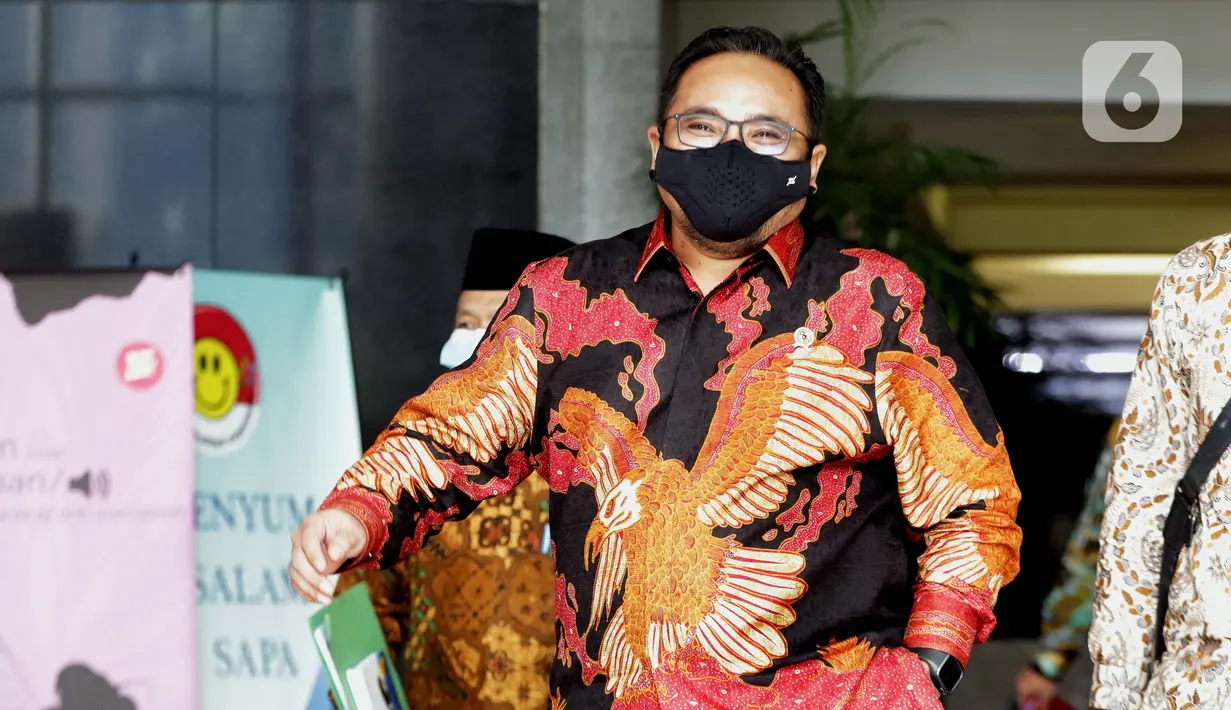 Menteri Agama (Menag) Yaqut Cholil Qoumas sesaat akan meninggalkan Gedung KPK, Jakarta, Rabu (3/3/2021). Menag Yaqut Cholil Qoumas datang untuk membahas program dan berkoodinasi terkait pencegahan korupsi di lingkungan Kementerian Agama (Kemenag). (Liputan6.com/Helmi Fithriansyah)