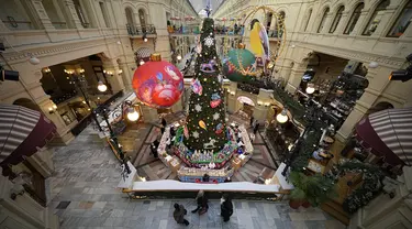 Ornamen dan serta dekorasi tersebut mengajak para pengunjung merasakan kembali kebahagiaan dan juga keceriaan perayaan Natal dan Tahun Baru. (AP Photo/Alexander Zemlianichenko)