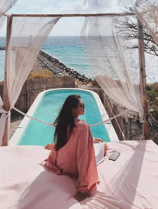 Banyak sekali tempat wisata yang telah ia kunjungi. Khususnya tempat wisata di Indonesia yang anti-mainstream. Tentunya bagi yang tinggal di pulau Jawa harus menyiapkan tiket pesawat karena beberapa di antaranya ada di Labuan Bajo dan Sulawesi. (Liputan6.com/IG/@real.ayuanjani)