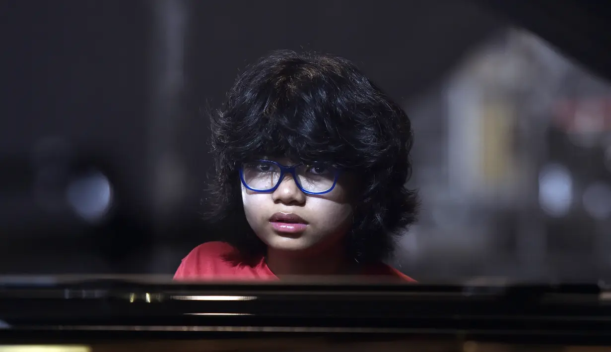 Pianis belia asal Indonesia, Joey Alexander saat latihan bermain piano di Prancis, 10 Agustus 2015. Pianis jazz berusia 12 tahun itu masuk nominasi Grammy Awards 2016.  (AFP PHOTO/PASCAL Pavani)