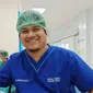 Viral, Dokter BagikanTips Keramas Sesuai Protokol Kesehatan Justru Dikira Bercanda. (dok. Instagram @dr.helmiyadi_hk/ https://www.instagram.com/p/CJDTm3VpayE/?igshid=jz0jhd9ernsp / Melia Setiawati)