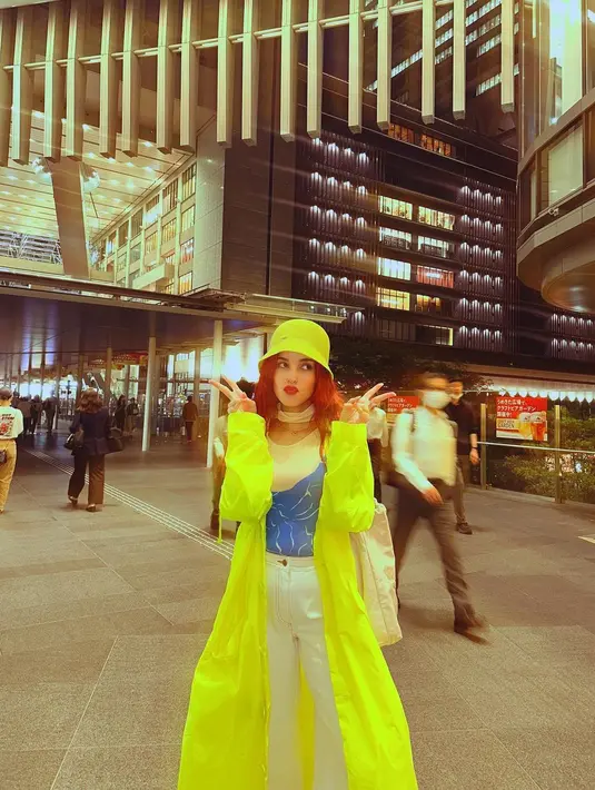 Gaya nyentrik Tasya memadukan two tone top, celana jeans, outer dan bucket hat neon.  [Foto: IG/tasyafarasya].