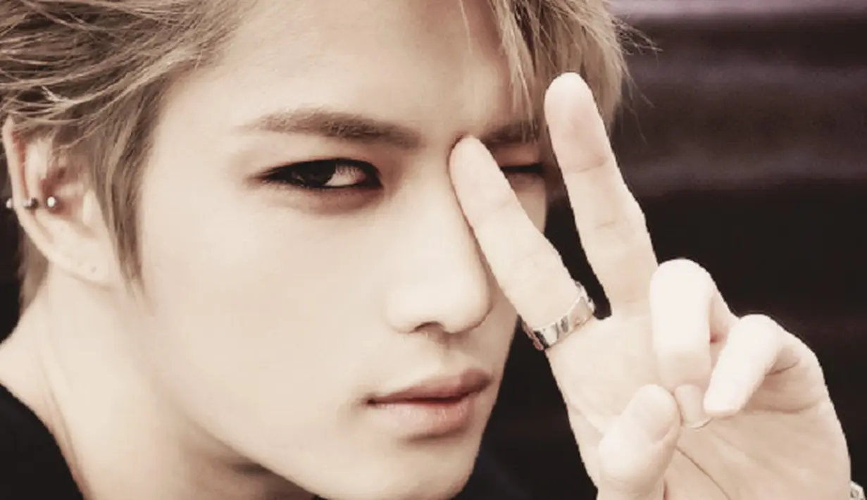 Sepanjang kariernya, Jaejoong JYJ memutuskan untuk mewarnai rammbutnya dengan warna pirang. Dan ia memang sangat cocok dengan warna pirang. (Foto: soompi.com)