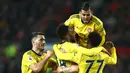 Para pemain Arsenal merayakan gol Pierre-Emerick Aubameyang (tengah) ke gawang Manchester United dalam lanjutan Liga Inggris di Old Trafford, Manchester, Inggris, Senin (30/9/2019). Pertandingan berakhir 1-1. (AP Photo/Dave Thompson)