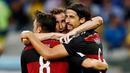 Para pemain Jerman merayakan gol yang dicetak oleh Sami Khedira ke gawang Brasil pada laga semifinal Piala Dunia 2014 di Stadion The Mineirao (8/7/2014). Jerman menang 7-1 atas Brasil. (AFP/Adrian Dennnis)