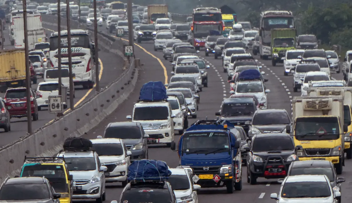 <p>Ribuan kendaraan terjebak kemacetan panjang saat menuju kampung halaman untuk merayakan libur panjang Idul Fitri bersama keluarga di jalan bebas hambatan menuju keluar Jakarta di Karawang Timur, Karawang, Jawa Timur, Kamis (28/4/2022). (BAY ISMOYO/AFP)</p>