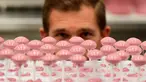 Cokelat berwana pink tanpa pewarna buatan bernama cokelat Ruby ketika diperkenalkan ke publik di pabrik Barry Callebaut, Belgia, Senin (18/9). Cokelat pink ini adalah penemuan baru setelah cokelat susu berwarna cokelat dan putih. (EMMANUEL DUNAND/AFP)