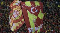 Suporter Selangor FA memberikan dukungan saat melawan Kuala Lumpur FA pada laga Liga Super Malaysia di Stadion Kuala Lumpur, Cheras, Minggu (4/2/2018). Kuala Lumpur FA kalah 0-2 dari Selangor FA. (Bola.com/Vitalis Yogi Trisna)