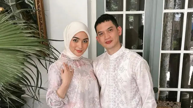 Inspirasi Baju Tunik Lebaran Simple dari Artis Tanah Air