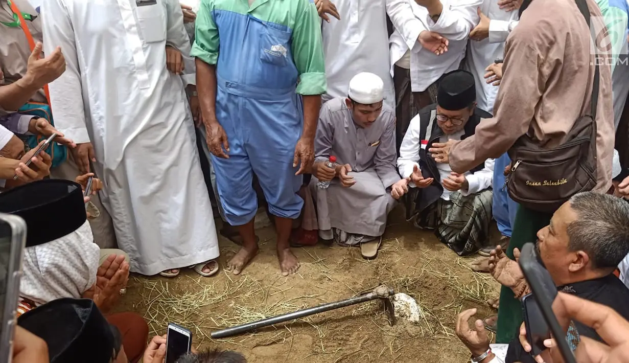 Umat muslim berdoa usai memakamkan jenazah KH Maimun Zubair atau Mbah Moen di Pemakaman Ma'la baru, Makkah, Arab Saudi, Selasa(6/8/2019). Jenazah Mbah Moen dimakamkan di dekat kuburan istri Rasulullah, Siti Khadijah.  (Liputan6.com/HO/Baharuddin/MCH)