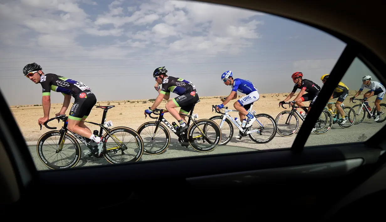 Deretan pebalap saat berlomba di Etape 1 Tour of Qatar 2016 antara Dukhan dan Al Khor Corniche, Qatar, (8/2/2016). (AFP/Eric Feferberg)