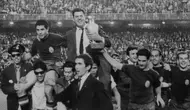 Tim nasional Spanyol saat merayakan keberhasilannya meraih trofi Piala Eropa 1964 usai mengalahkan Uni Soviet 2-1, di Santiago Bernabeu, 21 Juni 1964. (UEFA)