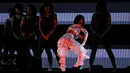 Penampilan Rihanna bersama para penari di atas panggung BRIT Awards di O2 arena, London, Inggris, Rabu (24/2/2016). (REUTERS/Stefan Wermuth)