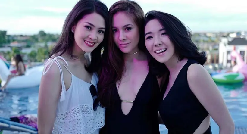 Gisella Anastasia dan Wulan Guritno dan seorang teman saat berlibur di Bali. (Instagram)