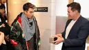 Joe Jonas mengenakan jaket hitam motif unik saat menghadiri Kari Feinstein's Style Lounge di Utah, 23 Januari 2016. Jaket itu bergambar semangkuk mie ayam lengkap dengan sayur, sendok dan garpu. (Lily Lawrence/Getty Images untuk Kari Feinstein/AFP)