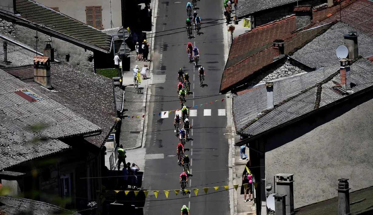 Pebalap melewati pedesaan saat beraksi di Etape 15 Tour de France antara Bourg-en-Bresse dan Culoz, Prancis, (17/7/2016). (AFP/Jeff Pachoud)