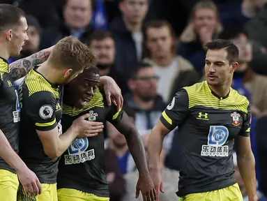 Para pemain Southampton merayakan gol yang dicetak oleh Michael Obafemi ke gawang Chelsea pada laga Premier League 2019 di Stadion Stamford Bridge, Kamis (26/12). Chelsea menyerah 0-2 dari Southampton. (AFP/Adrian Dennis)