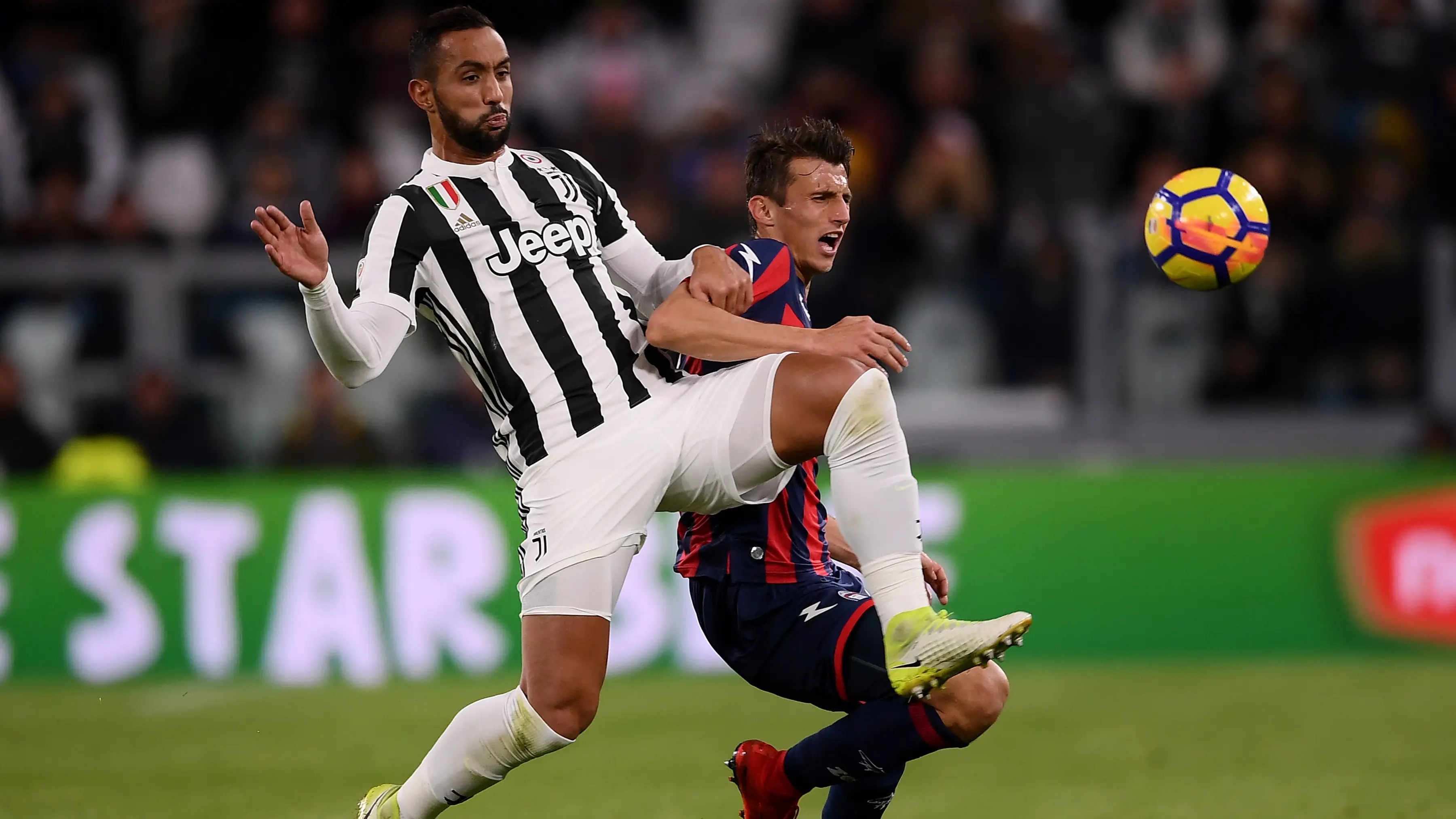 Medhi Amine Benatia (kiri) bisa jadi alternatif pengganti Andrea Barzagli saat Juventus duel lawan Inter Milan. (AFP/Marco Bertorello)