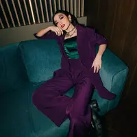 Ketika manggung, Mahalini sering tapil edgy dengan kostum yang unik. Salah satunya adalah ketika ia tampil untuk acara Halloween. [Foto: instagram.com/mahaliniraharja]