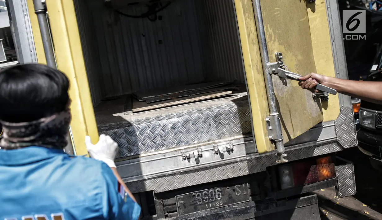 Petugas membuka barang bukti mobil boks berisi ganja saat pengungkapan 3 kasus tindak pidana narkotika di BNN, Jakarta, Jumat (1/2). Total barang bukti yang sita sebanyak 1,5 ton ganja, 98 Kg sabu dan 10.000 butir ekstasi. (Liputan6.com/Faizal Fanani)