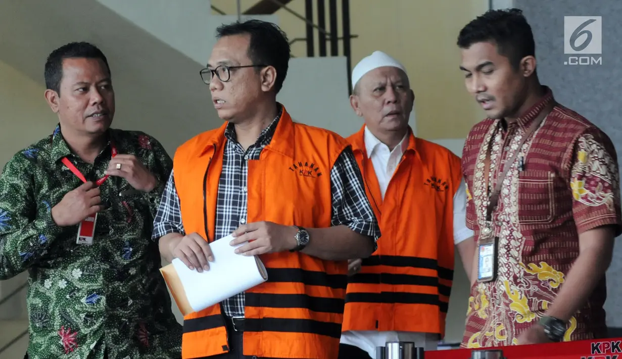 Mantan anggota DPRD Sumatera Utara Fadly Nurzal (dua kiri) dan Rijal Sirait (dua kanan) di Gedung KPK, Jakarta, Jumat (24/8). Keduanya usai menandatangani berkas perpanjangan penahanan terkait dugaan korupsi. (Merdeka.com/Dwi Narwoko)