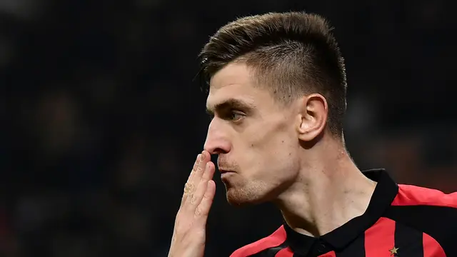 Striker AC Milan, Krzysztof Piatek, merayakan gol yang dicetaknya ke gawang Empoli pada laga Serie A. (AFP/Marco Bertorello)