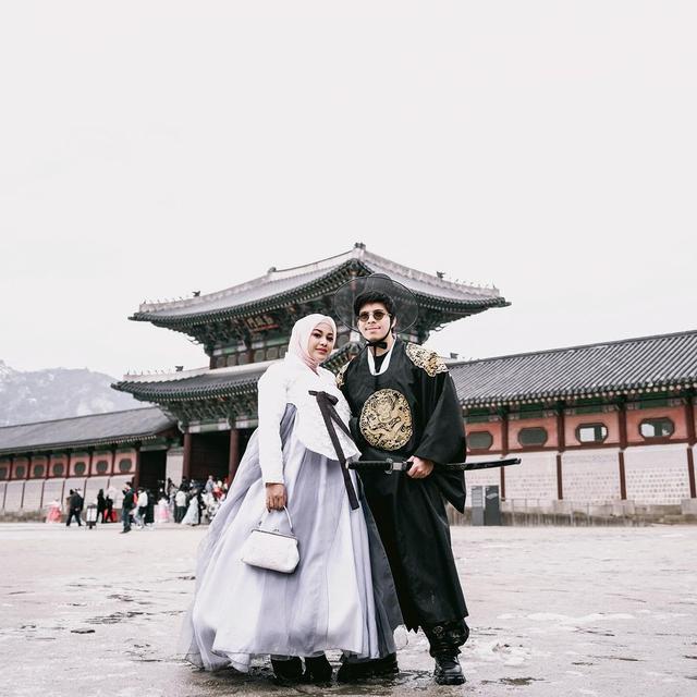 8 Potret Aurel Hermansyah dan Atta Halilintar Pakai Hanbok saat Liburan, Bak Drama Korea