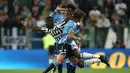 Pergerakan pemain Juventus, Paul Pogba, dihadang dua pemain Lazio pada lanjutan Serie A di Stadion Juventus, Turin, Kamis (21/4/2016) dini hari WIB. (AFP/Marco Bertorello)