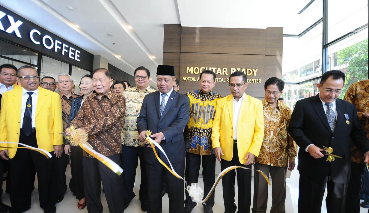 Chairman Lippo Group Mochtar Riady (kedua kiri) dan Menristekdikti Mohamad Nasir (tengah) mengunting pita pada peresmian pembangunan kembali Gedung C Fakultas Ilmu Sosial dan Politik (FISIP) Universitas Indonesia (UI) di Depok, Jawa Barat, Kamis (2/5/2019). (Liputan6.com/Herman Zakharia)
