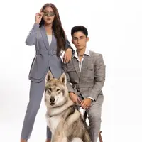 Tiara Andini dan Alshad Ahmad melakukan sesi foto dengan serigala kesayangan Alshad, Chelsea (instagram/alshadahmad)