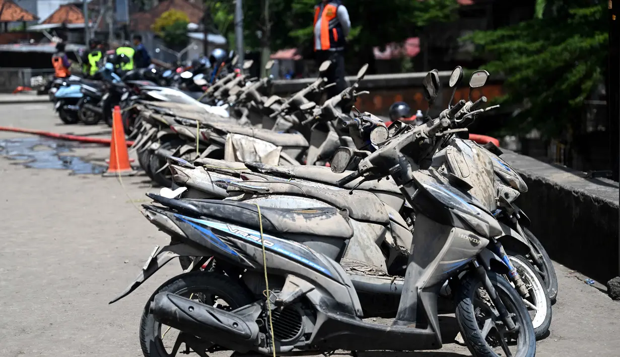 Kepala BNPB, Suharyanto dalam keterangannya Jumat (12/9/2025) mengatakan beberapa jalan dan jembatan serta ratusan kios rusak. (SONNY TUMBELAKA/AFP)