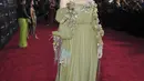 Aktris AS Elle Fanning berpose di karpet merah saat menghadiri pemutaran perdana film Disney "Maleficent: Mistress of Evil" di Teater El Capitan di Hollywood (30/9/2019). Di film "Maleficent: Mistress of Evil" Elle Fanning kembali berperan sebagai Putri Aurora. (AP Photo/Richard Shotwell)